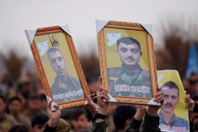 بمراسم مهيبة.. الآلاف يودعون 23 من شهداء حملة "مطرقة الشعوب" في الحسكة