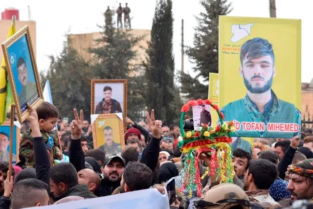 بمراسم مهيبة.. الآلاف يودعون 23 من شهداء حملة "مطرقة الشعوب" في الحسكة