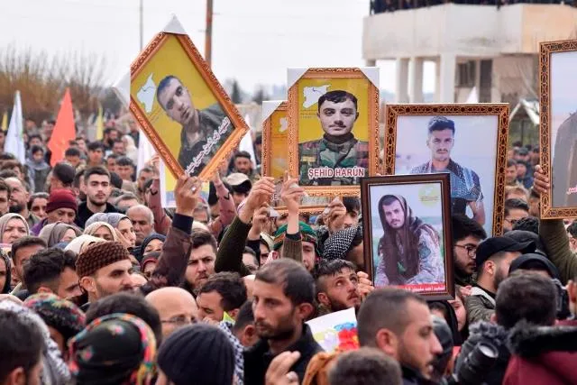 بمراسم مهيبة.. الآلاف يودعون 23 من شهداء حملة "مطرقة الشعوب" في الحسكة