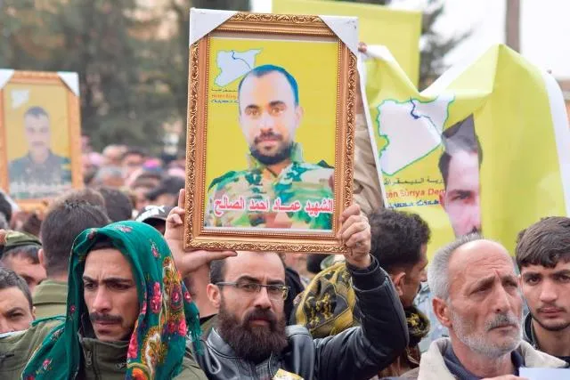 بمراسم مهيبة.. الآلاف يودعون 23 من شهداء حملة "مطرقة الشعوب" في الحسكة
