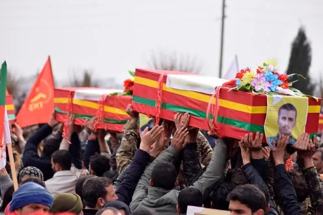 بمراسم مهيبة.. الآلاف يودعون 23 من شهداء حملة "مطرقة الشعوب" في الحسكة