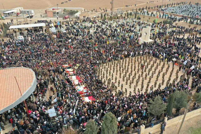 بمراسم مهيبة.. الآلاف يودعون 23 من شهداء حملة "مطرقة الشعوب" في الحسكة