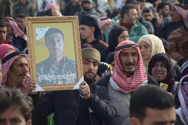 بمراسم مهيبة.. الآلاف يودعون 23 من شهداء حملة "مطرقة الشعوب" في الحسكة