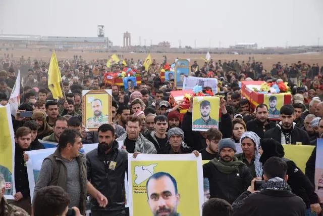 بمراسم مهيبة.. الآلاف يودعون 23 من شهداء حملة "مطرقة الشعوب" في الحسكة