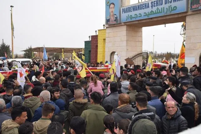 بمراسم مهيبة.. الآلاف يودعون 23 من شهداء حملة "مطرقة الشعوب" في الحسكة