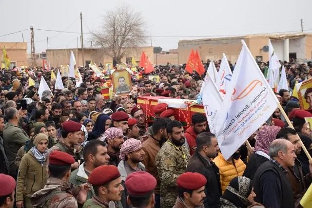 بمراسم مهيبة.. الآلاف يودعون 23 من شهداء حملة "مطرقة الشعوب" في الحسكة