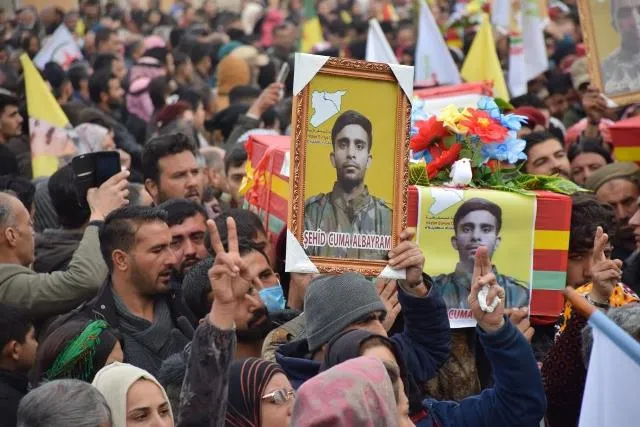 بمراسم مهيبة.. الآلاف يودعون 23 من شهداء حملة "مطرقة الشعوب" في الحسكة