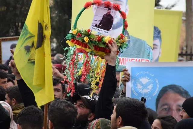 بمراسم مهيبة.. الآلاف يودعون 23 من شهداء حملة "مطرقة الشعوب" في الحسكة