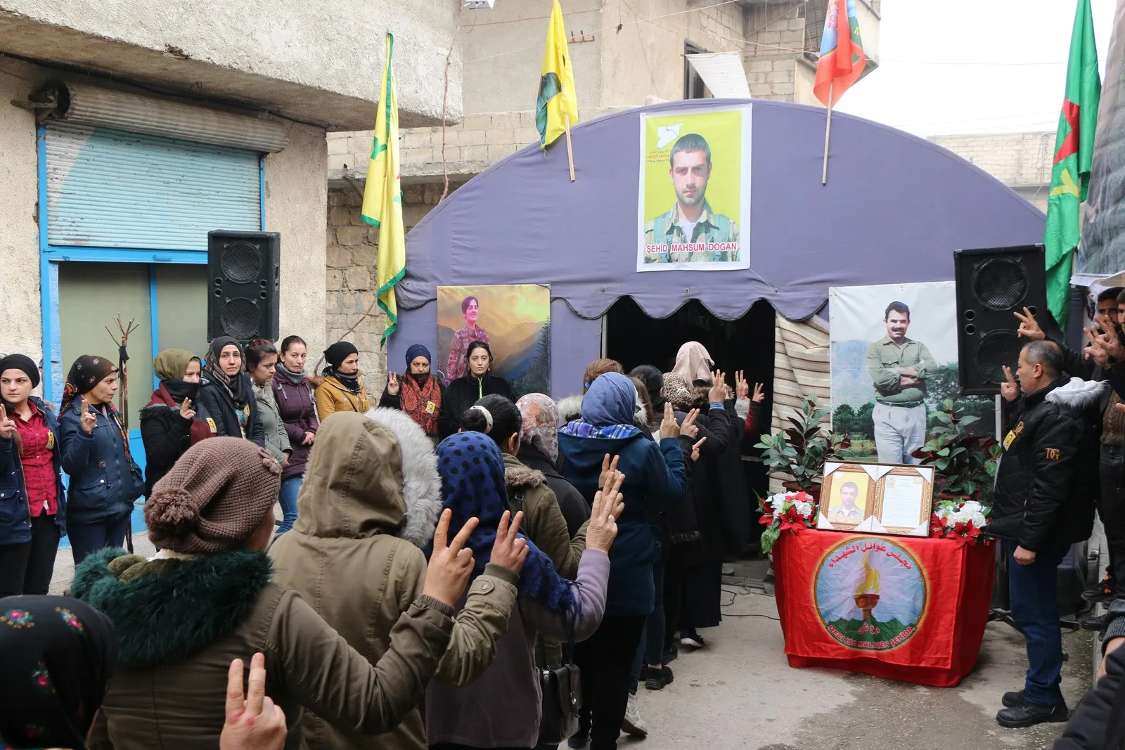 ​​​​​​​أهالي حلب يقدمون واجب العزاء لذوي الشهيد معصوم دوغان