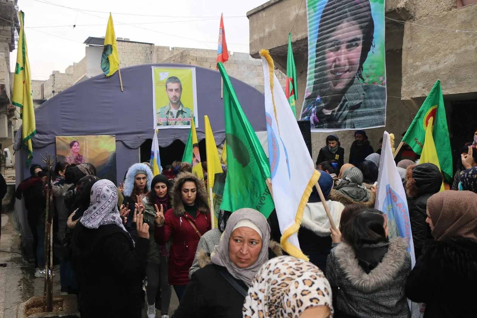 ​​​​​​​أهالي حلب يقدمون واجب العزاء لذوي الشهيد معصوم دوغان