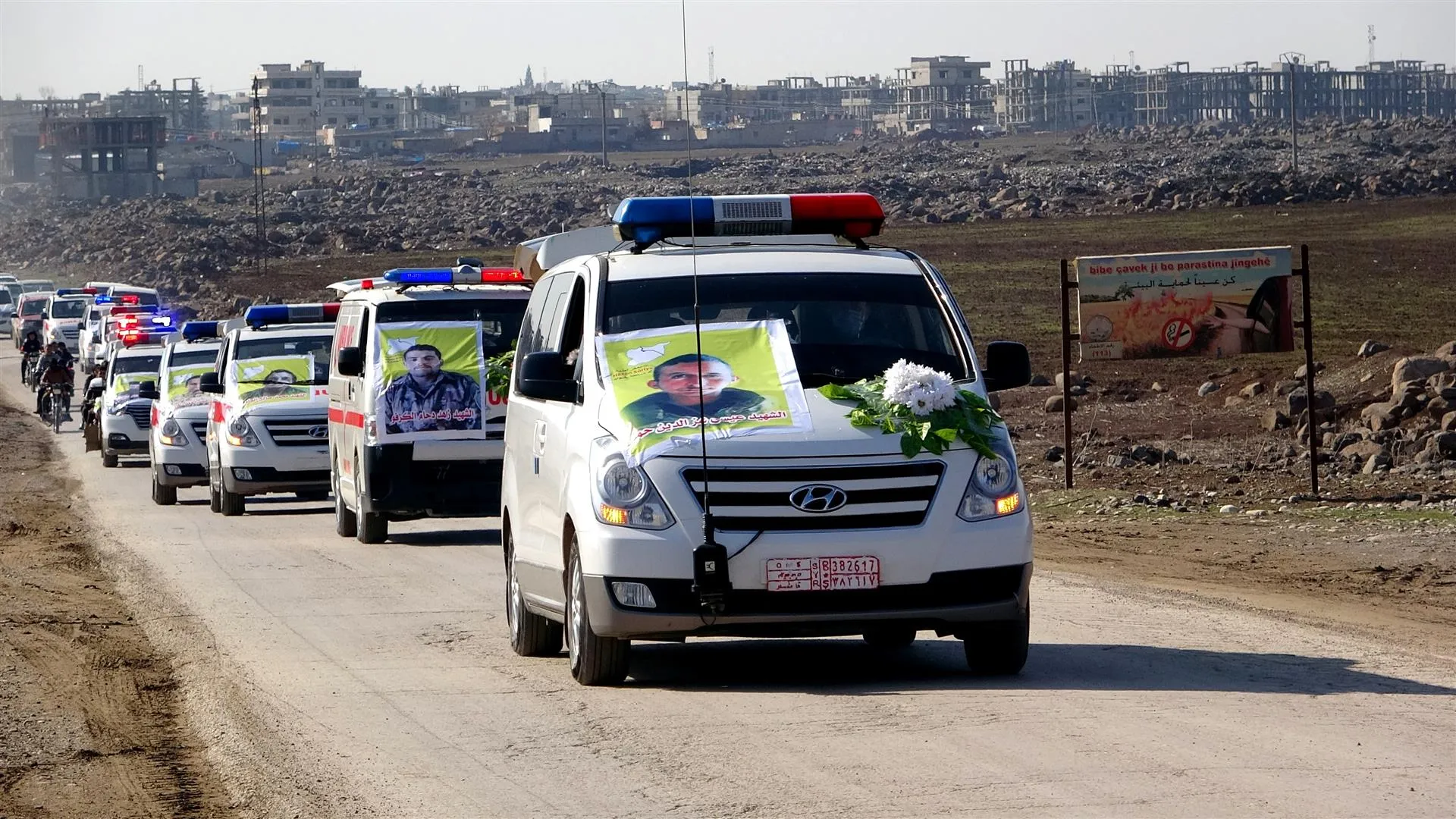 ​​​​​​​الآلاف من أهالي ديرك يشيعون شهداء حملة "مطرقة الشعوب"
