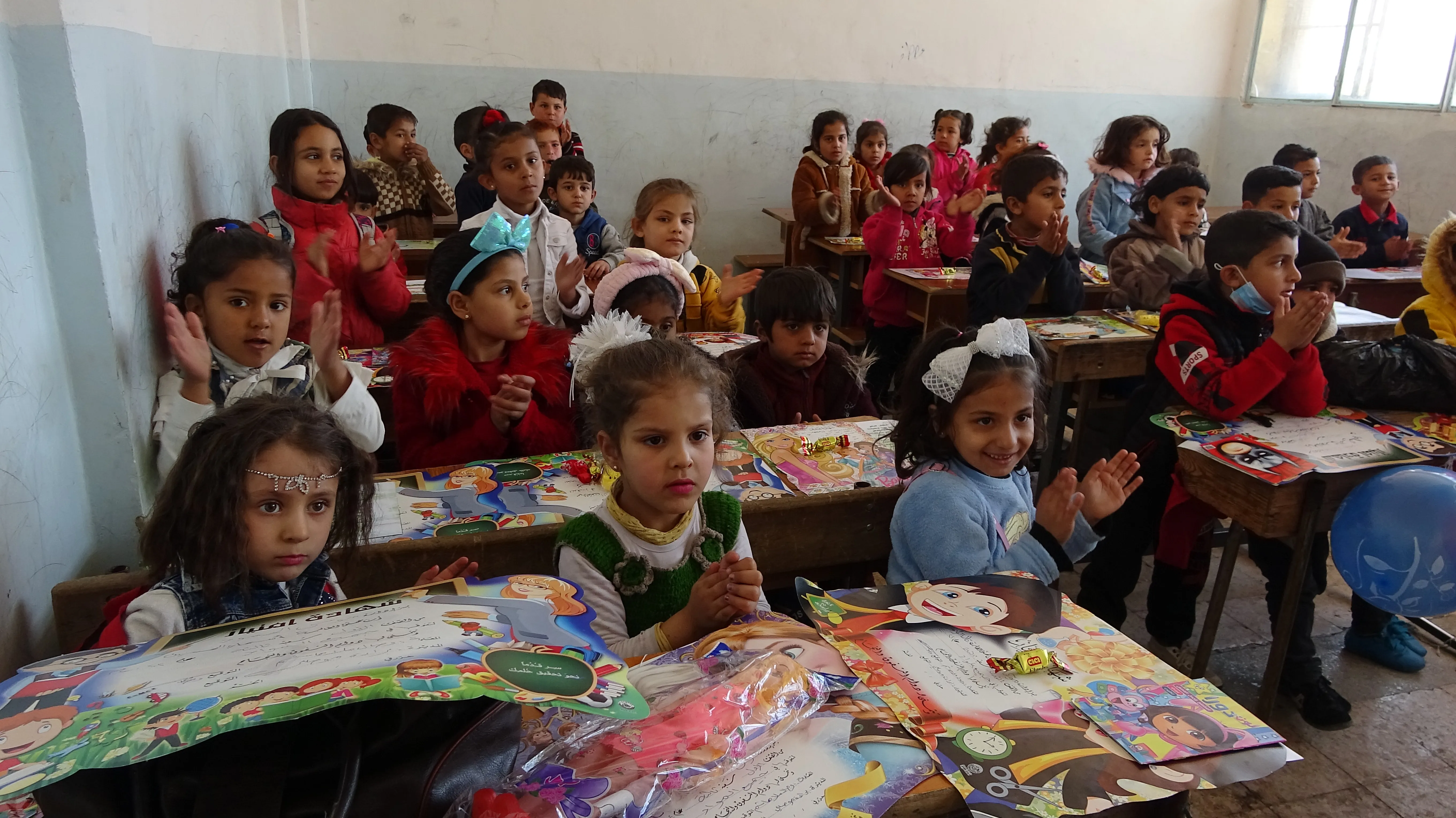 ​​​​​​​في اليوم العالمي للغة الأم.. توزيع الجلاء المدرسي وتكريم الطلاب في الرقة والطبقة ودير الزور