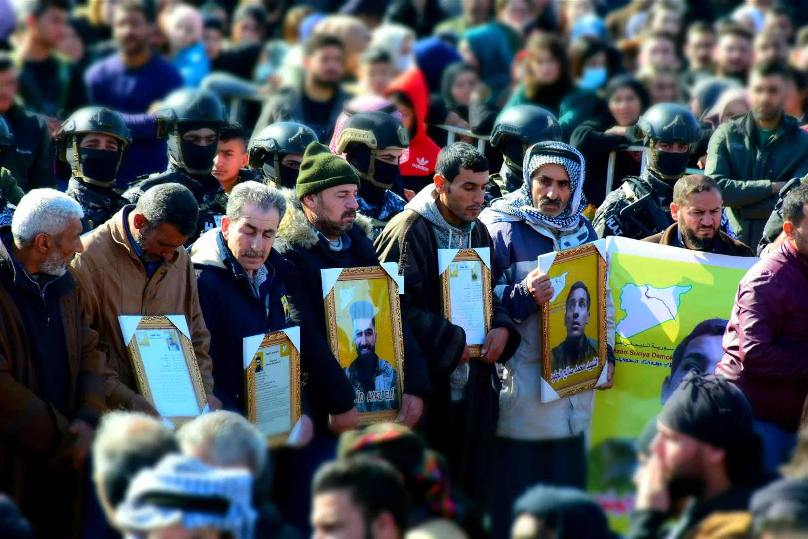 ​​​​​​​الآلاف من أهالي ديرك يشيعون شهداء حملة "مطرقة الشعوب"