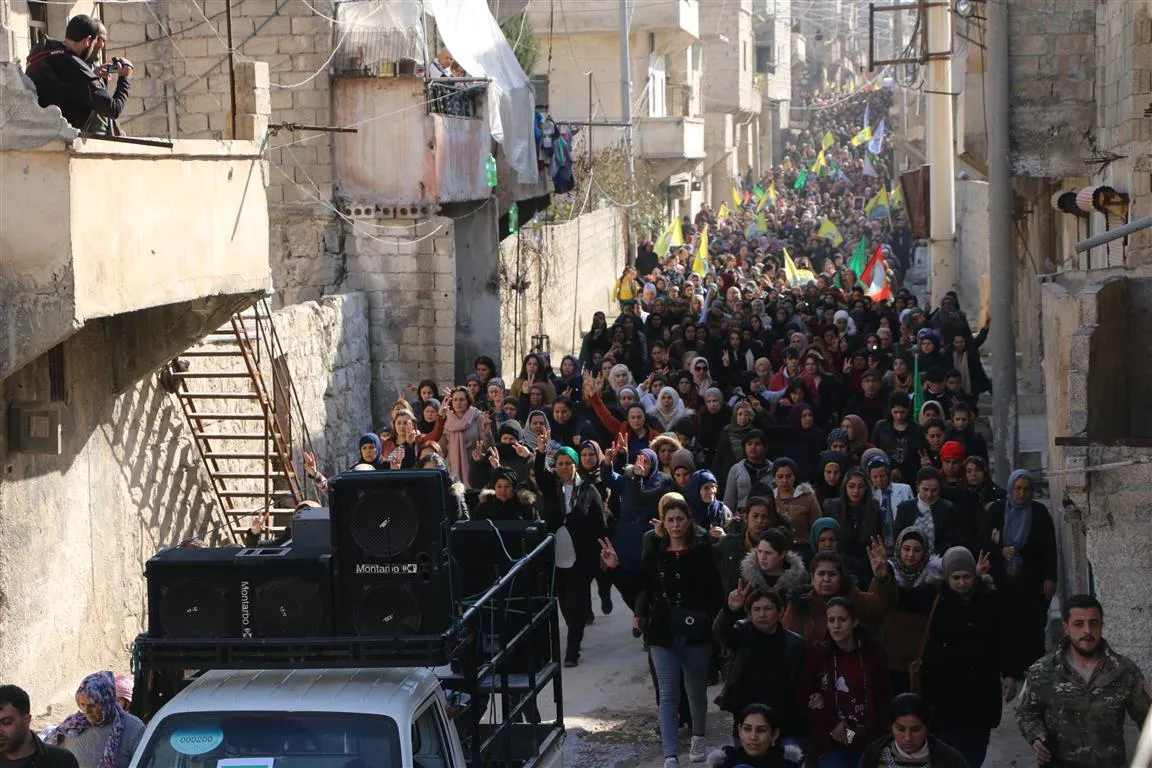 بمراسم مهيبة.. أهالي حلب يشيعون جثمان مقاتلة الـ  YPJآواز كول