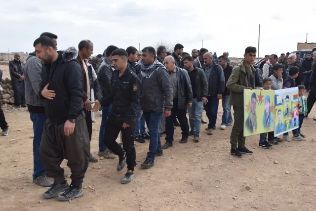 ​​​​​​​أهالي كوباني يقدمون واجب العزاء لذوي الشهيدين جكدار وسلطان