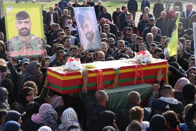 ​​​​​​​جثمان الشهيد رشو قامشلو يوارى الثرى في مزار الشهيد دليل صاروخان