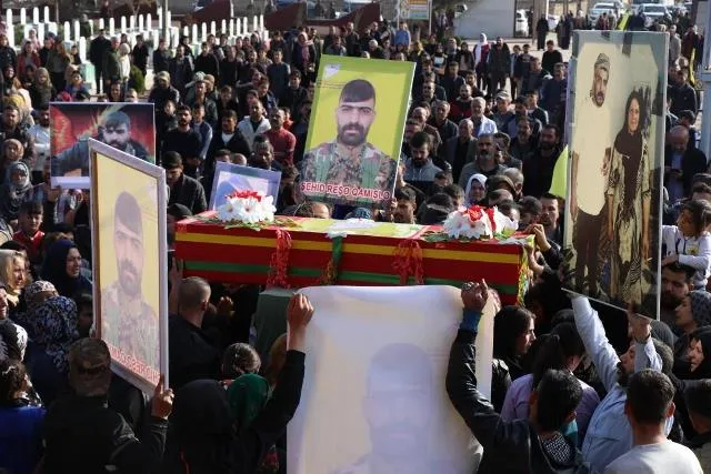 ​​​​​​​جثمان الشهيد رشو قامشلو يوارى الثرى في مزار الشهيد دليل صاروخان