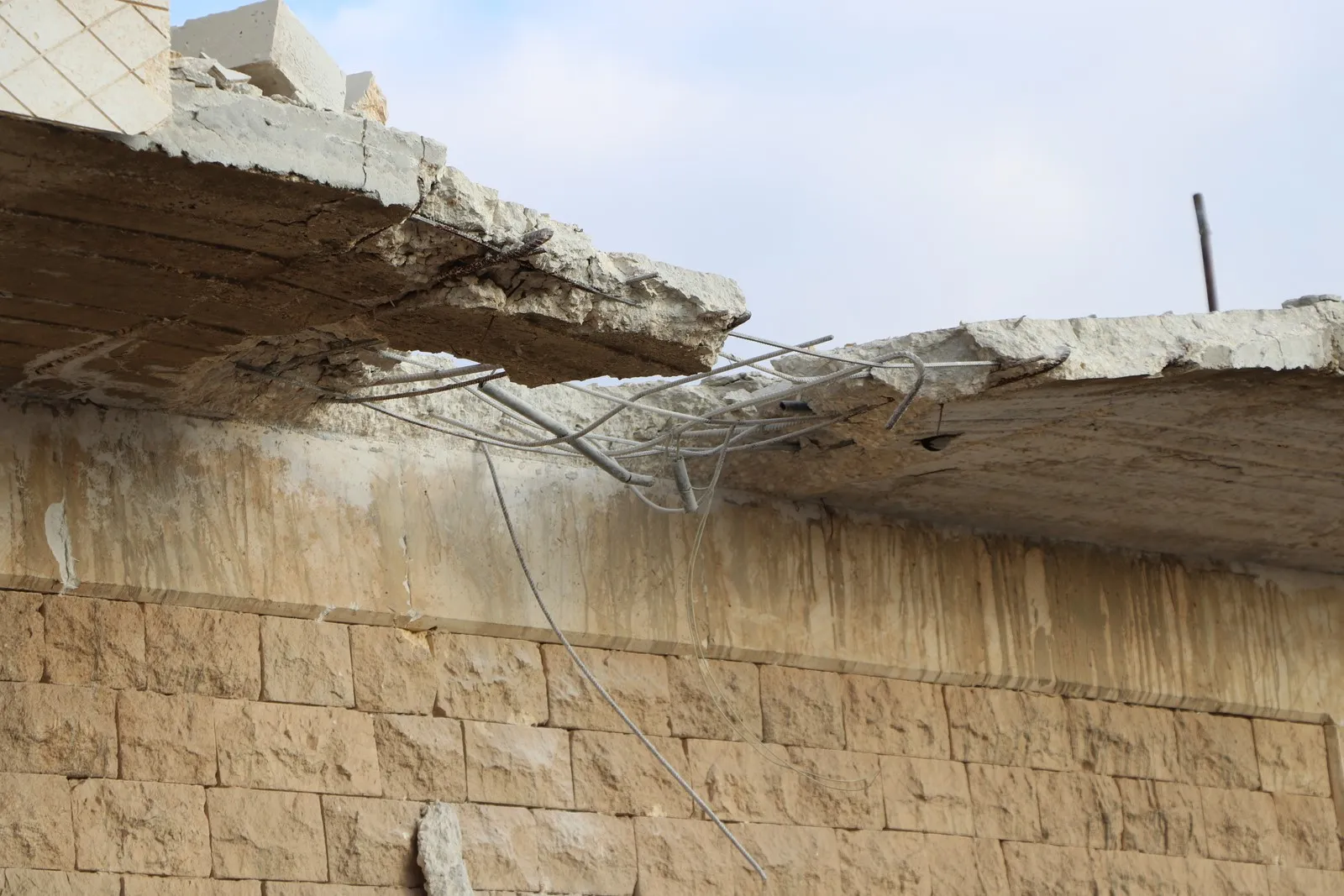 ​​​​​​​بالصور والفيديو... آثار قصف الاحتلال التركي الذي استهدف ناحية تل رفعت