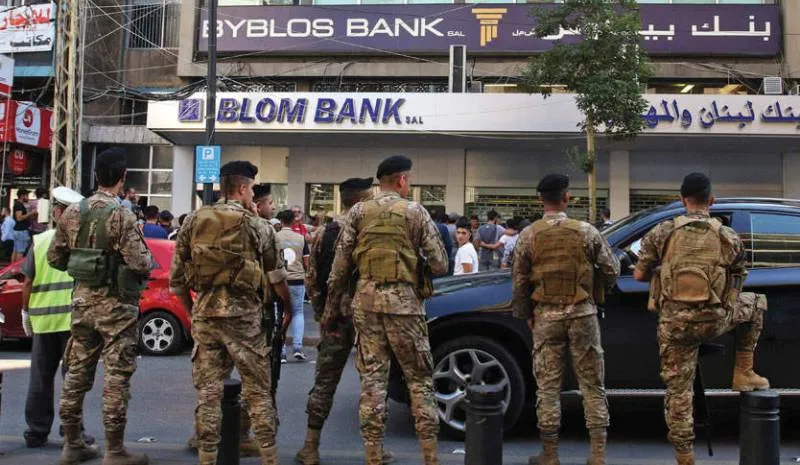 الشَّمع الأحمر يشعل معركة بين المصارف والقضاء في لبنان