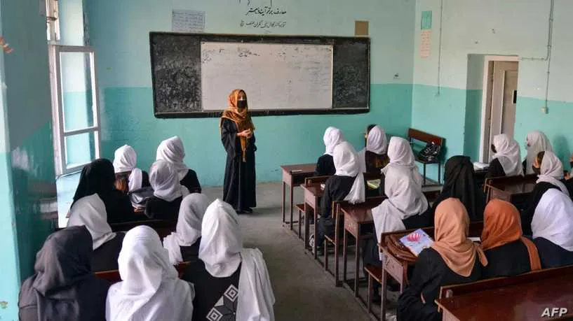 استكمالاً لنهج فرض القيود وانتهاك الحقوق.. طالبان تغلق المدارس الثانوية للفتيات