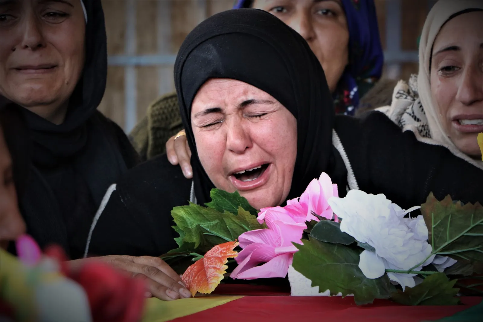الآلاف يشيّعون جثماني شهيدتي انفجار الكومين السابع في الشهباء