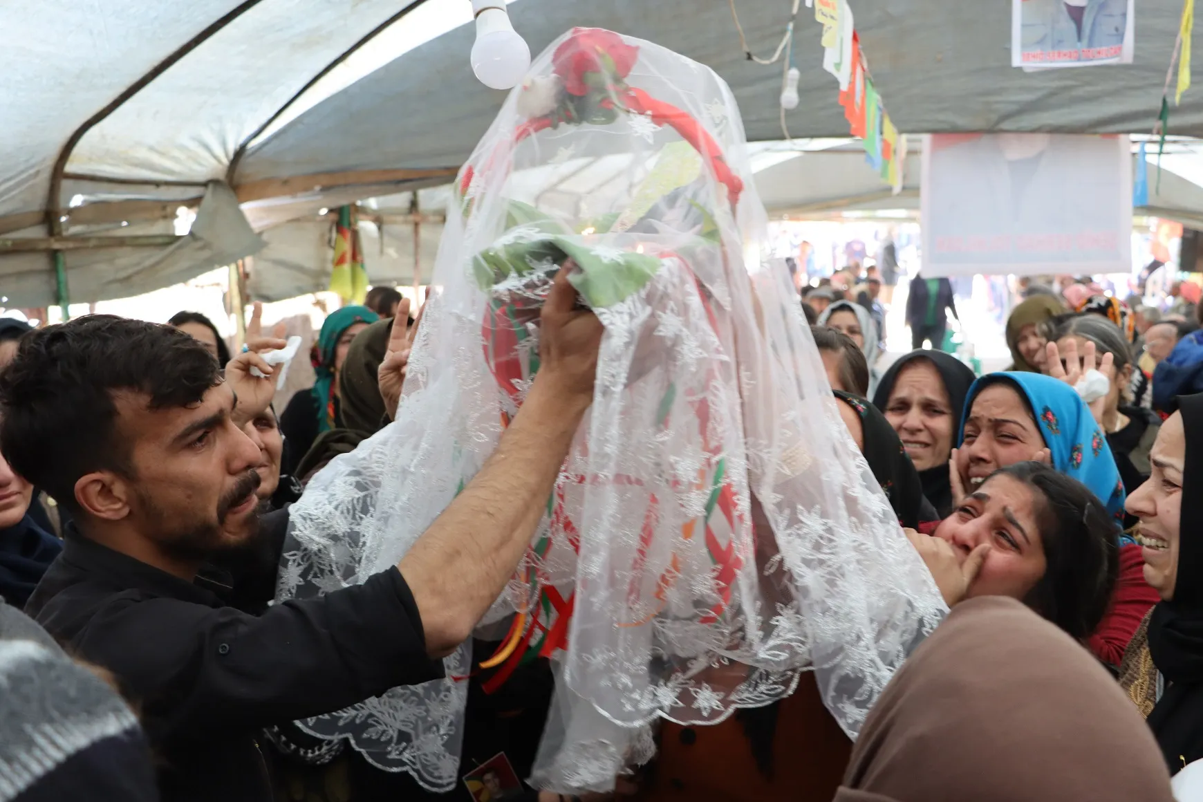 المئات يشيعون الشهيد سرحد تولهلدان بمراسم غيابية