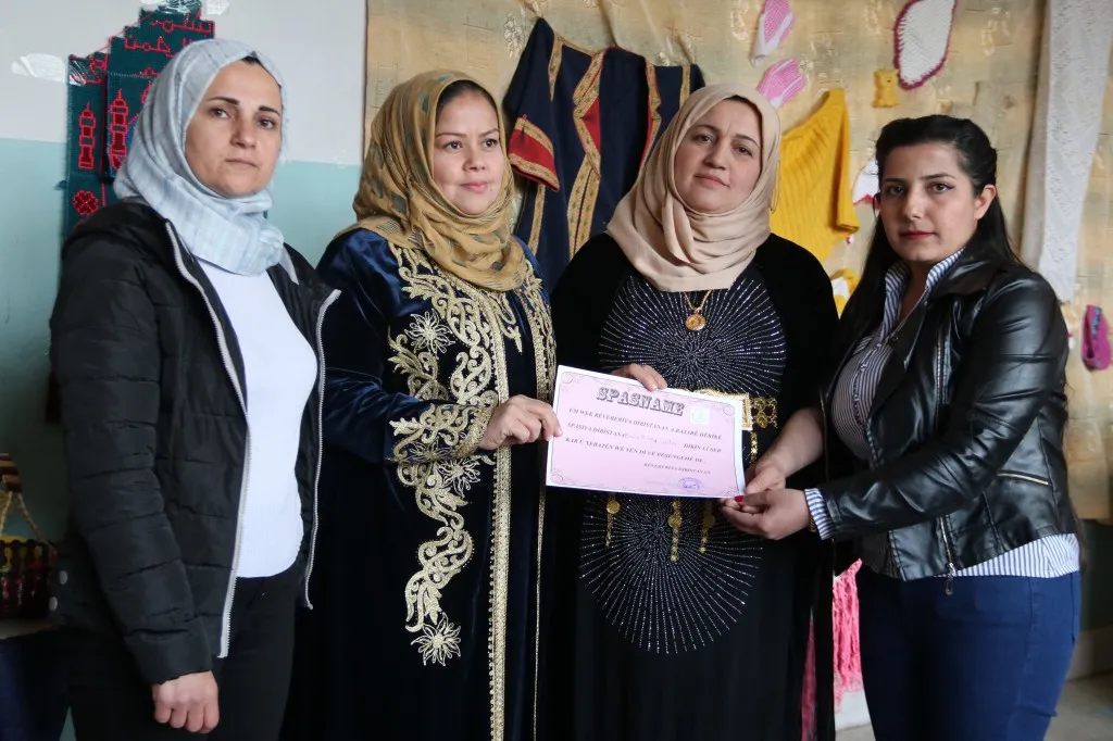 المجمع التربوي في ديرك يفتتح معرضاً للأعمال الفنية الخاصة بالطلاب