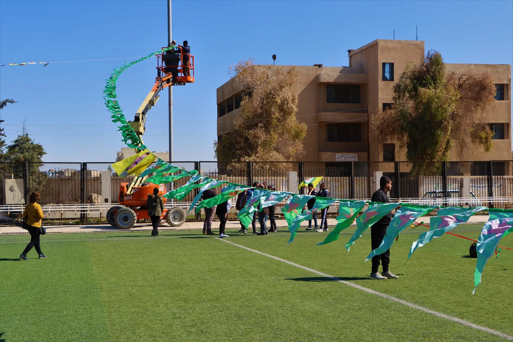 ​​​​​​​بالصور والفيديو.. مقاطعة قامشلو تتحضر لاحتفاليات اليوم العالمي للمرأة