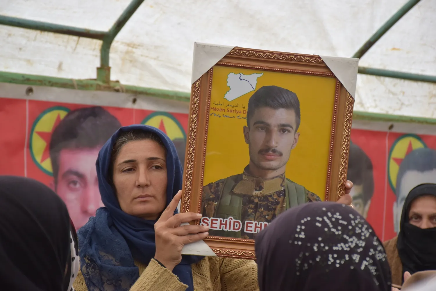 ​​​​​​​أهالي قامشلو يقدمون واجب العزاء لذوي الشهيد أحمد علي