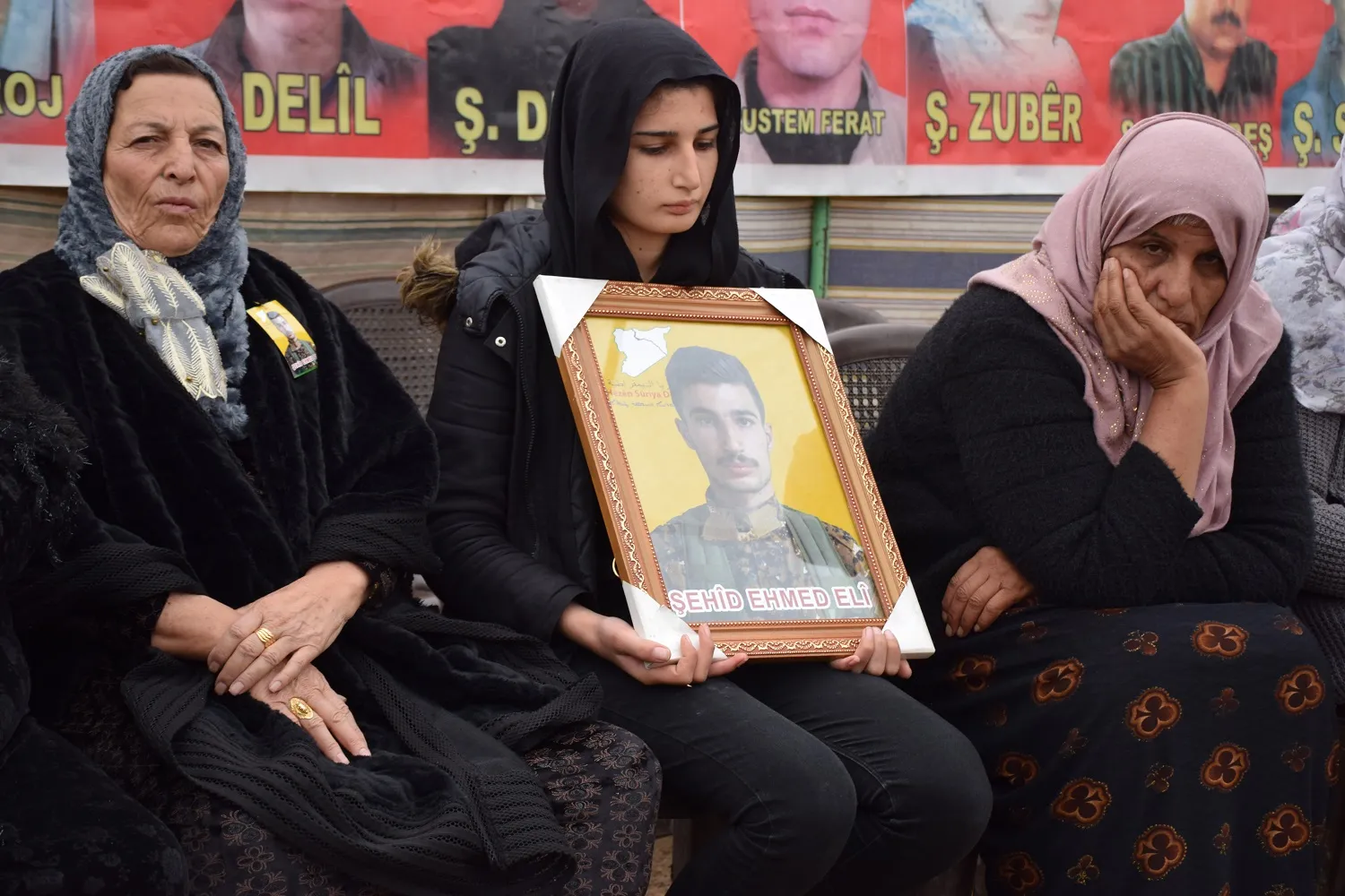 ​​​​​​​أهالي قامشلو يقدمون واجب العزاء لذوي الشهيد أحمد علي