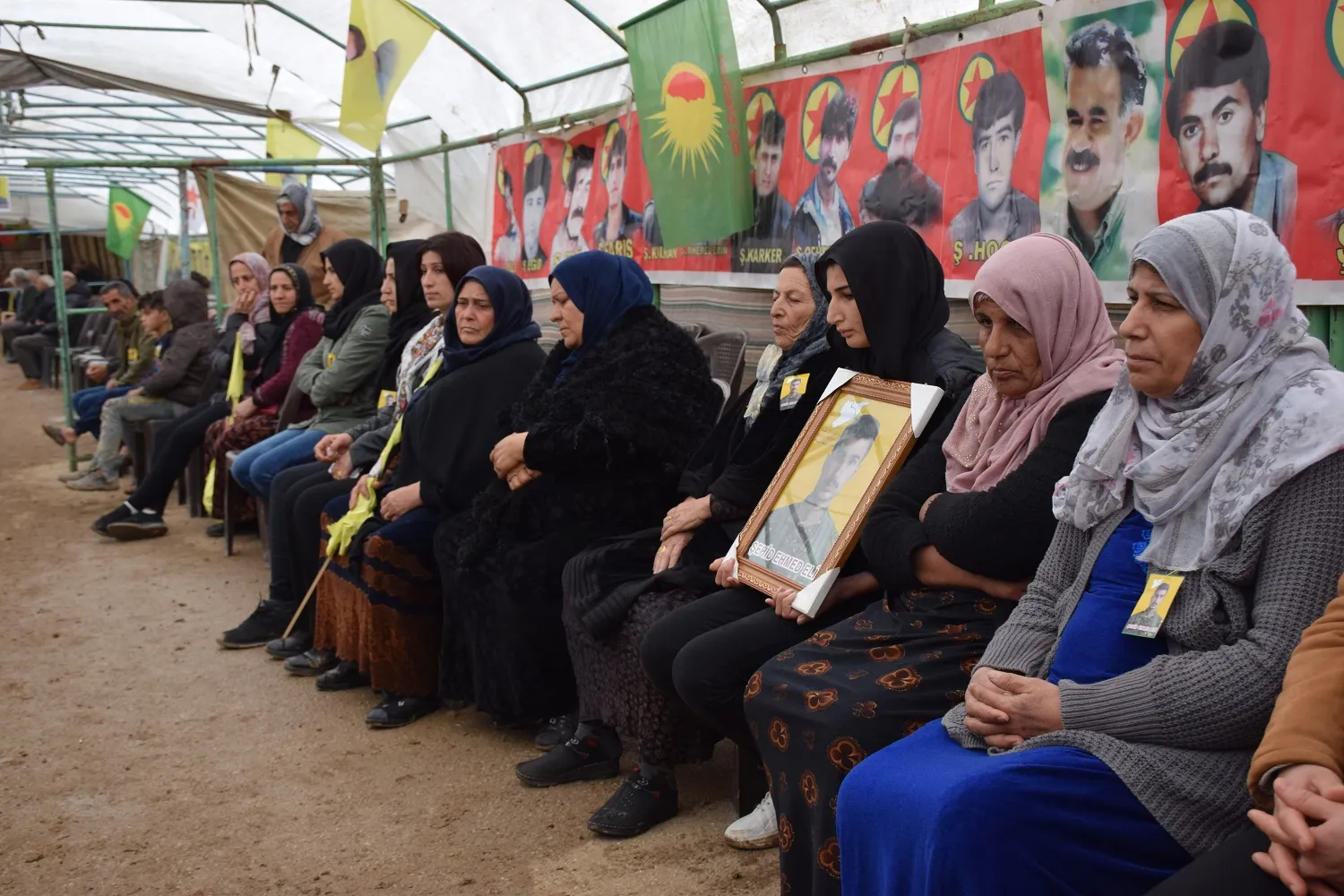 ​​​​​​​أهالي قامشلو يقدمون واجب العزاء لذوي الشهيد أحمد علي