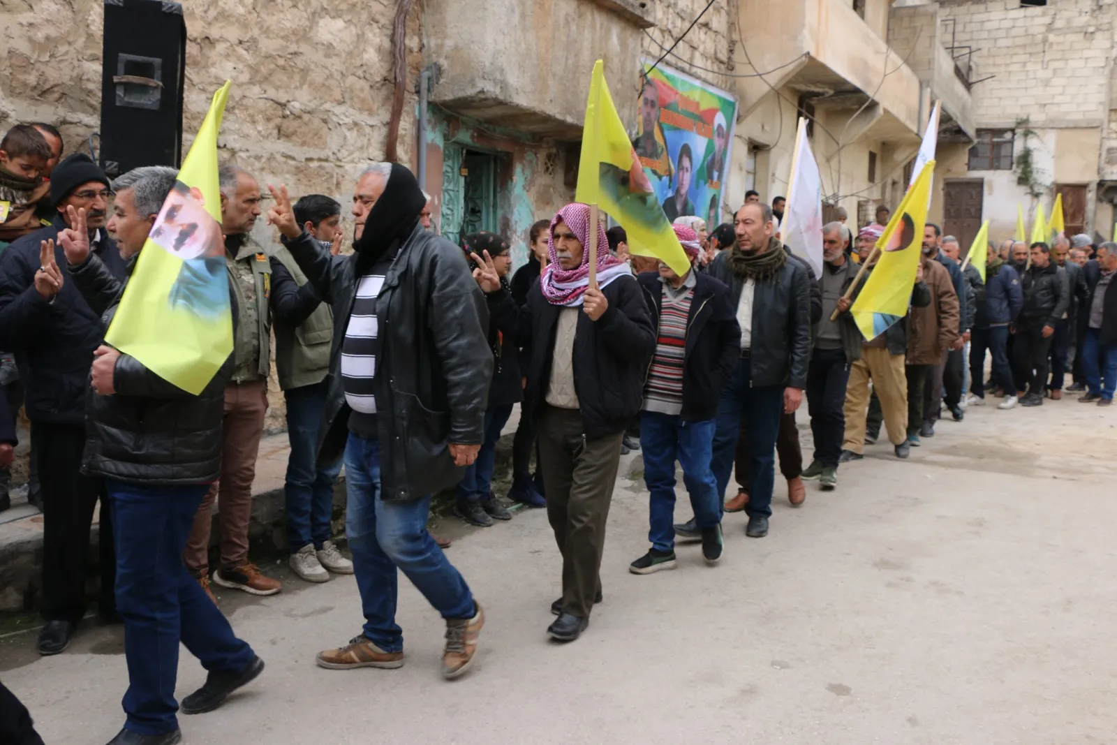 أهالي حلب يقدمون واجب العزاء لذوي الشهيد بكر