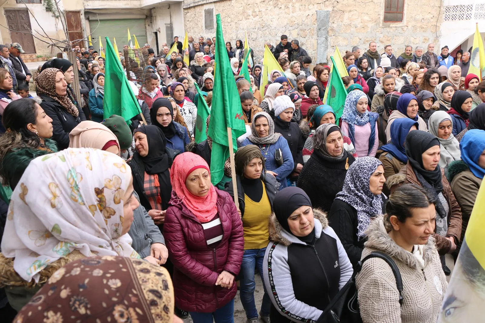 أهالي حلب يقدمون واجب العزاء لذوي الشهيد بكر