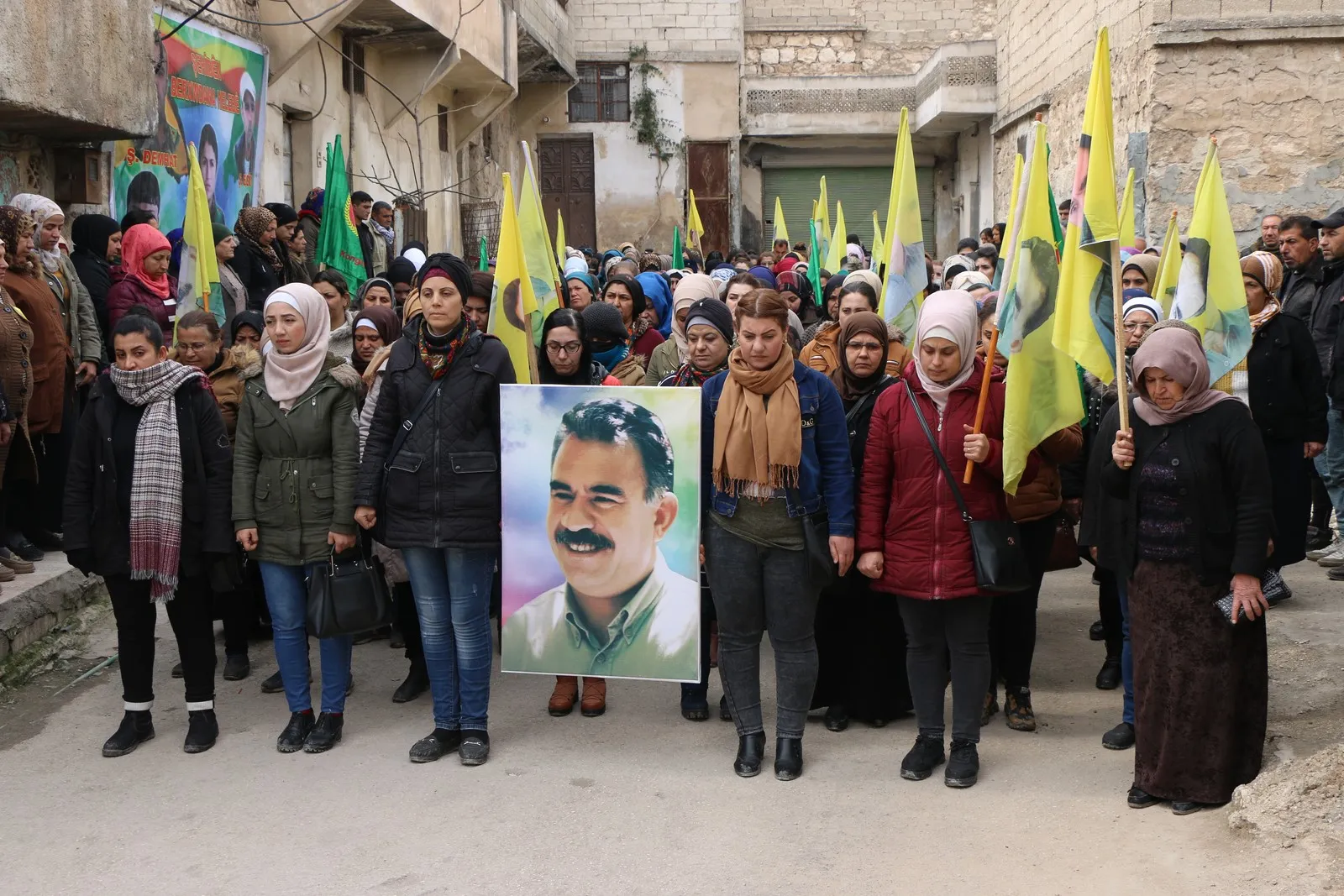 أهالي حلب يقدمون واجب العزاء لذوي الشهيد بكر