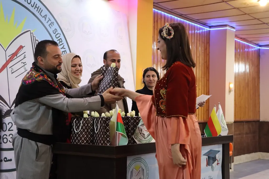 اتحاد المعلمين في مقاطعة قامشلو يكرّم ٨١ متخرجاً في  جامعة روج آفا