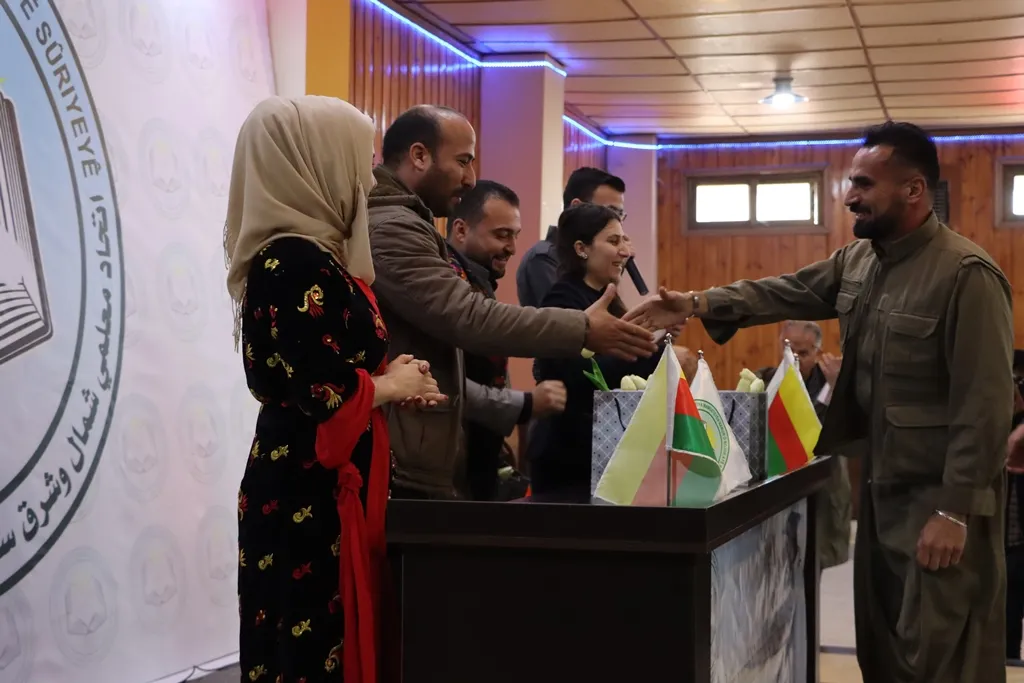 اتحاد المعلمين في مقاطعة قامشلو يكرّم ٨١ متخرجاً في  جامعة روج آفا