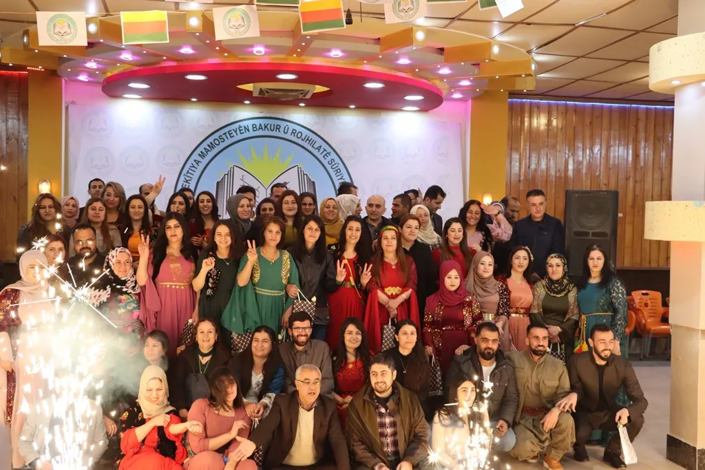 اتحاد المعلمين في مقاطعة قامشلو يكرّم ٨١ متخرجاً في  جامعة روج آفا