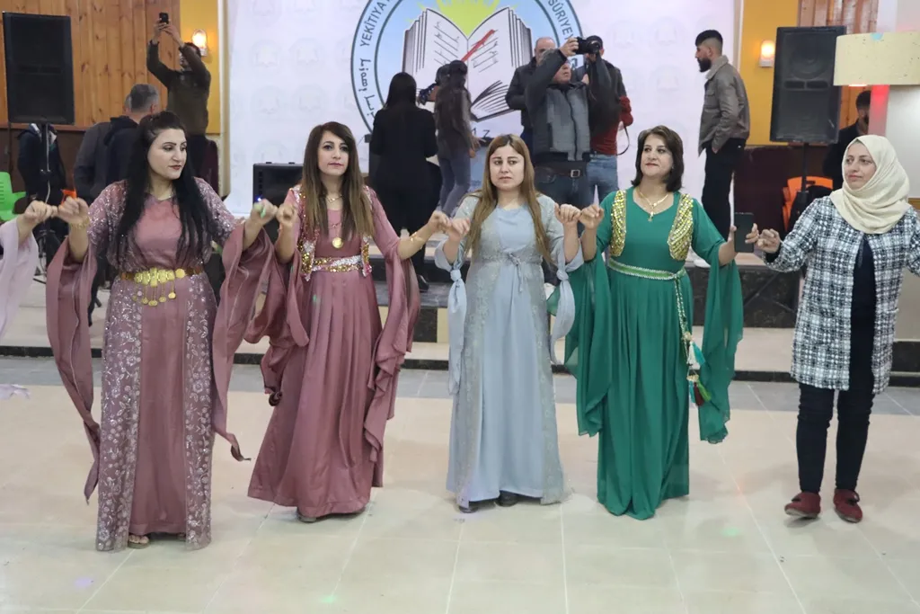 اتحاد المعلمين في مقاطعة قامشلو يكرّم ٨١ متخرجاً في  جامعة روج آفا