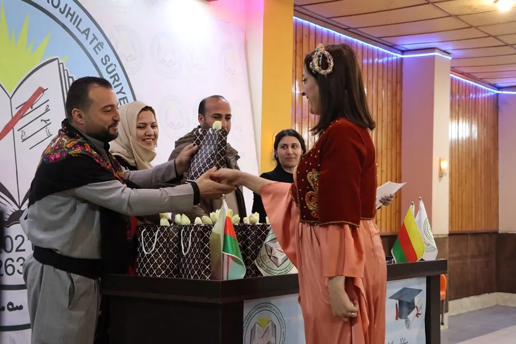 اتحاد المعلمين في مقاطعة قامشلو يكرّم ٨١ متخرجاً في  جامعة روج آفا