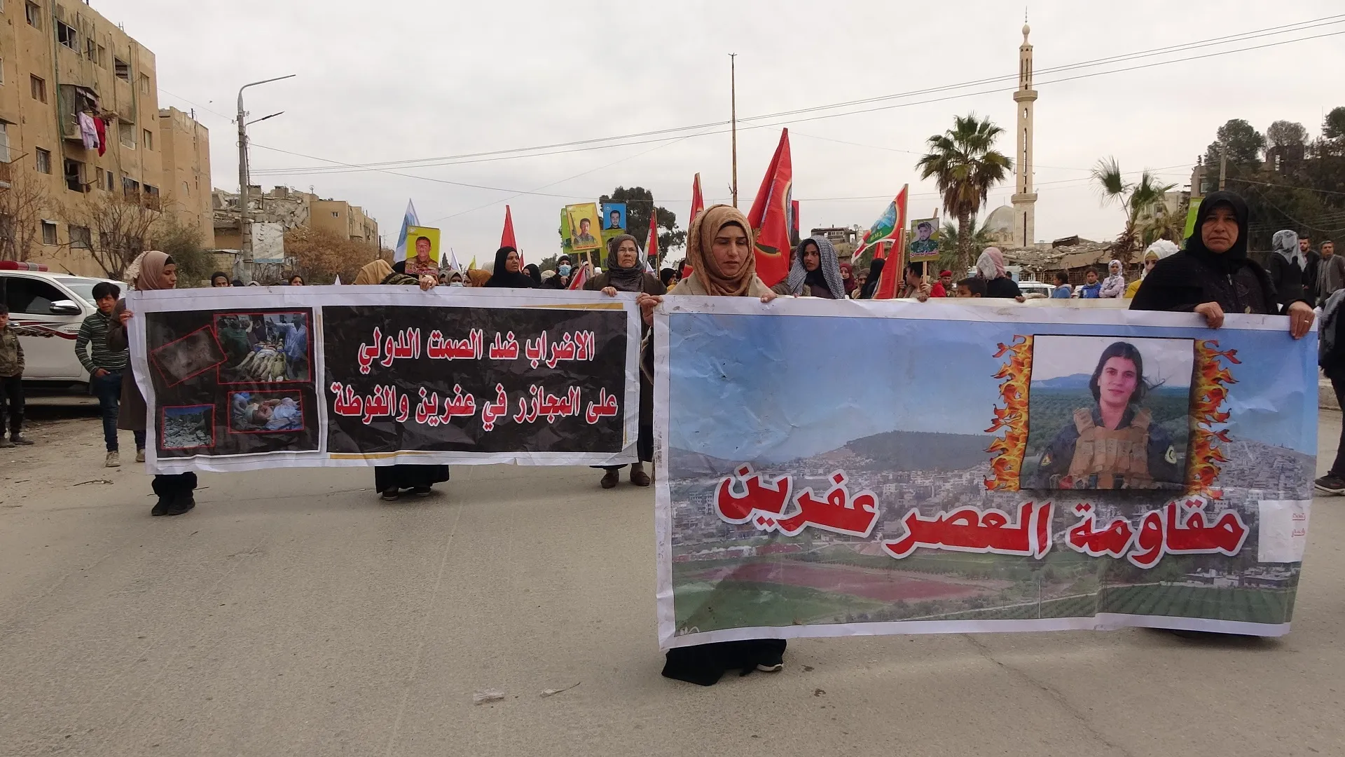 ​​​​​​​أهالي الطبقة خلال مظاهرة: عفرين لأهلها وستنتصر إرادة الشعوب