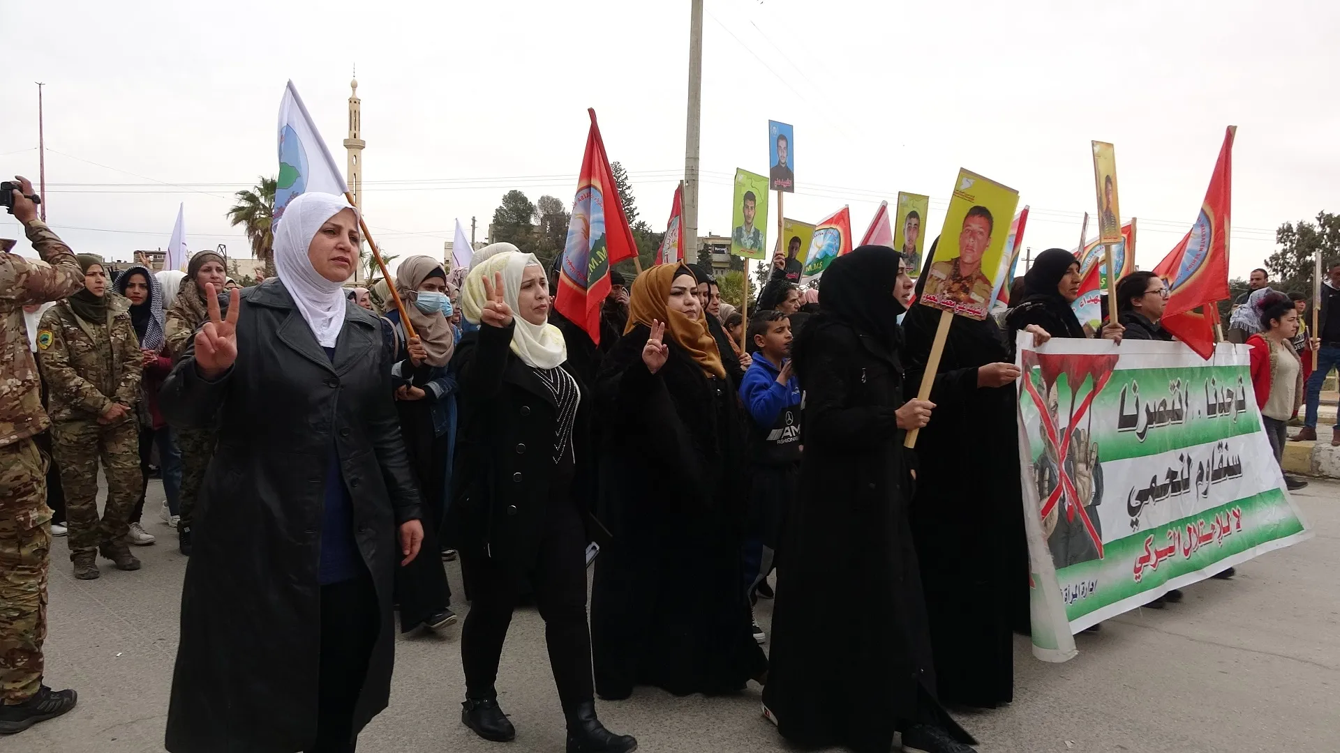 ​​​​​​​أهالي الطبقة خلال مظاهرة: عفرين لأهلها وستنتصر إرادة الشعوب