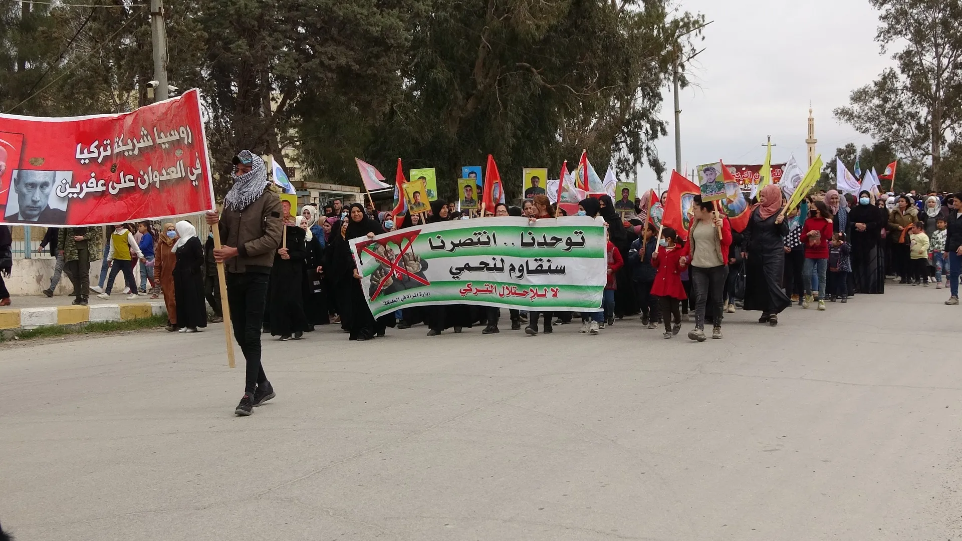 ​​​​​​​أهالي الطبقة خلال مظاهرة: عفرين لأهلها وستنتصر إرادة الشعوب