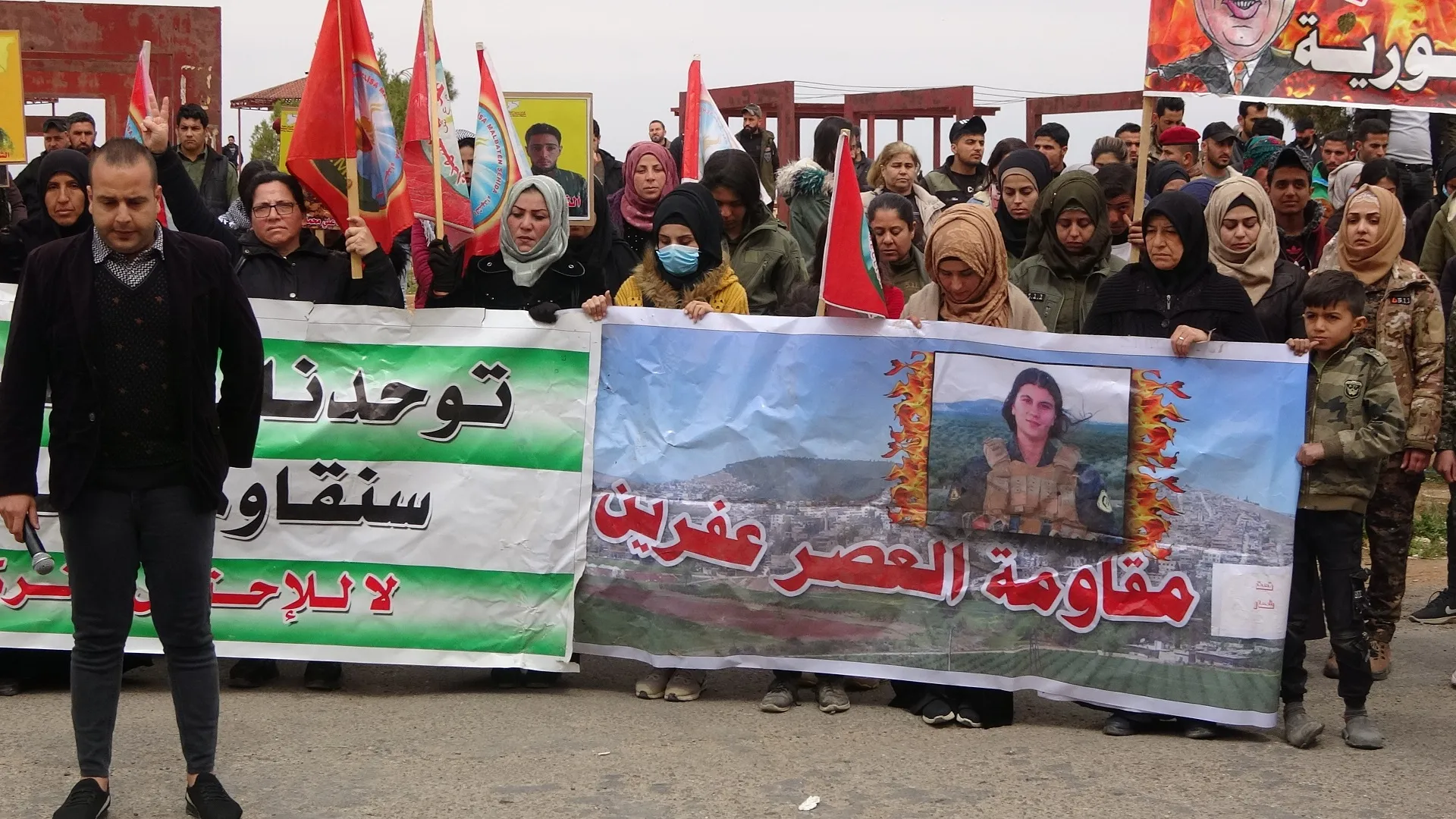 ​​​​​​​أهالي الطبقة خلال مظاهرة: عفرين لأهلها وستنتصر إرادة الشعوب