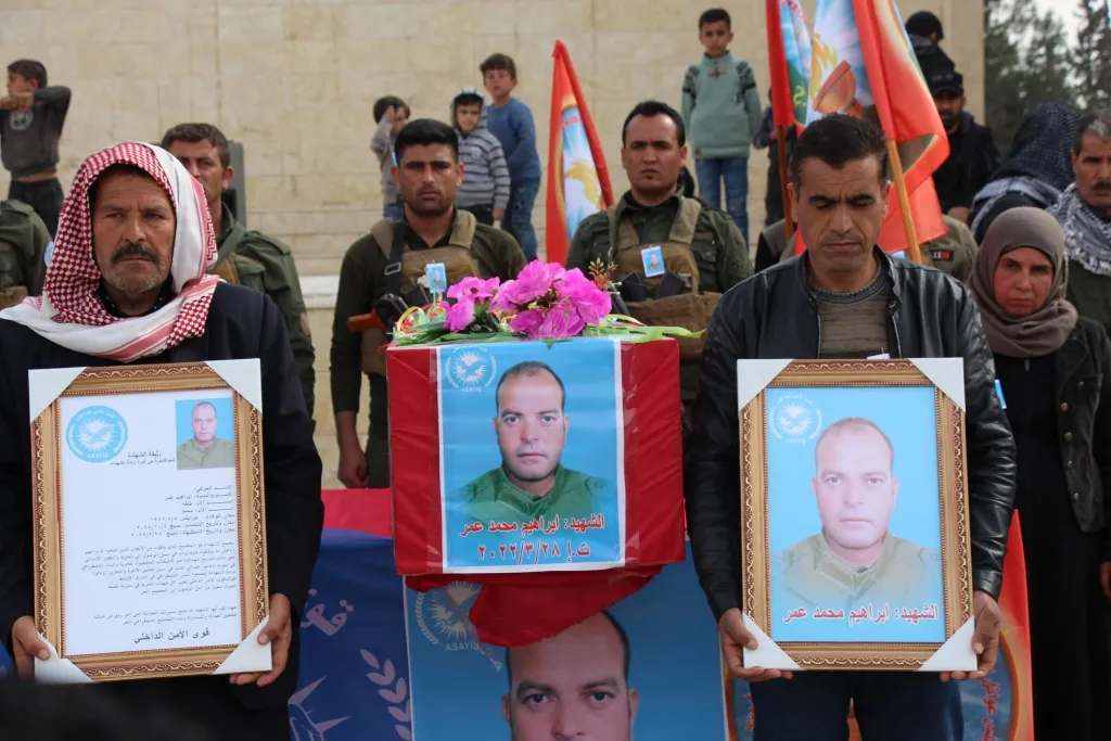 ​​​​​​​أهالي منبج يشيعون جثمان شهيد من قوى الأمن الداخلي إلى مثواه الأخير