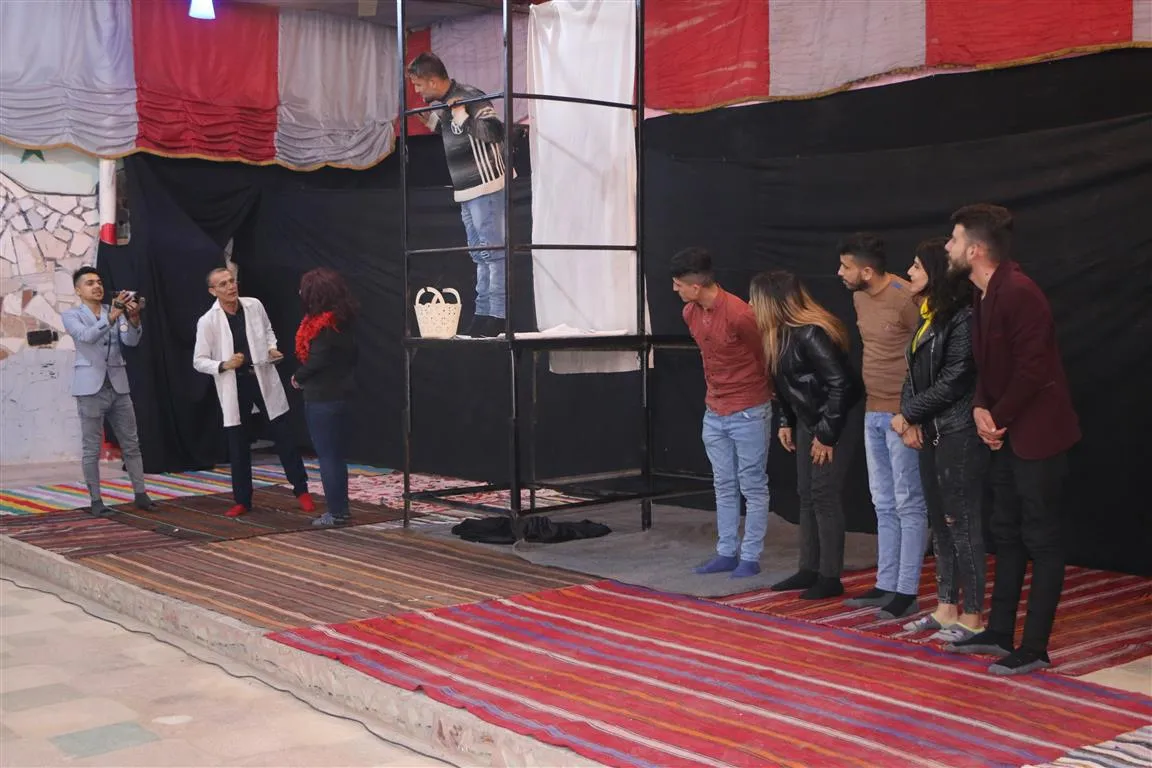 ​​​​​​​عرض مسرحي بعنوان "المعلق" في حلب
