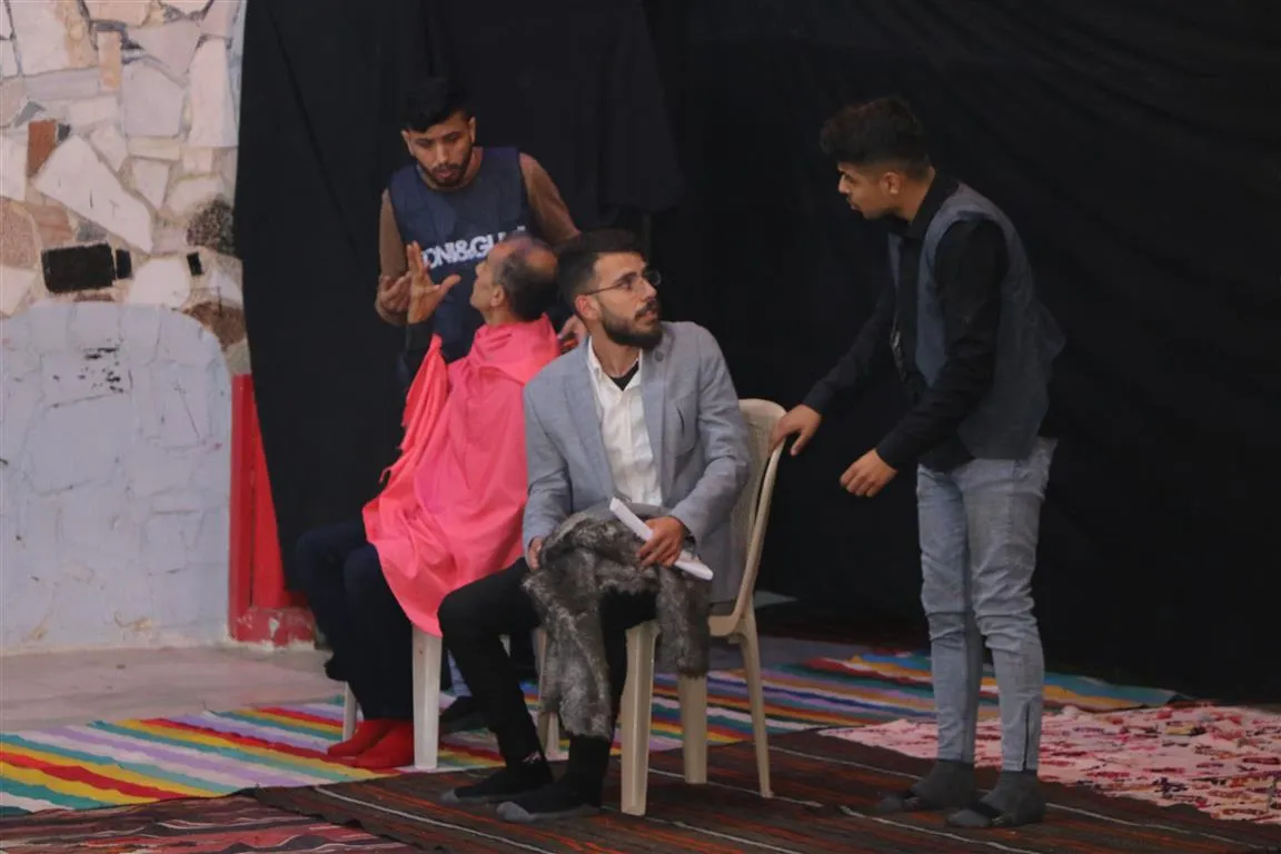 ​​​​​​​عرض مسرحي بعنوان "المعلق" في حلب