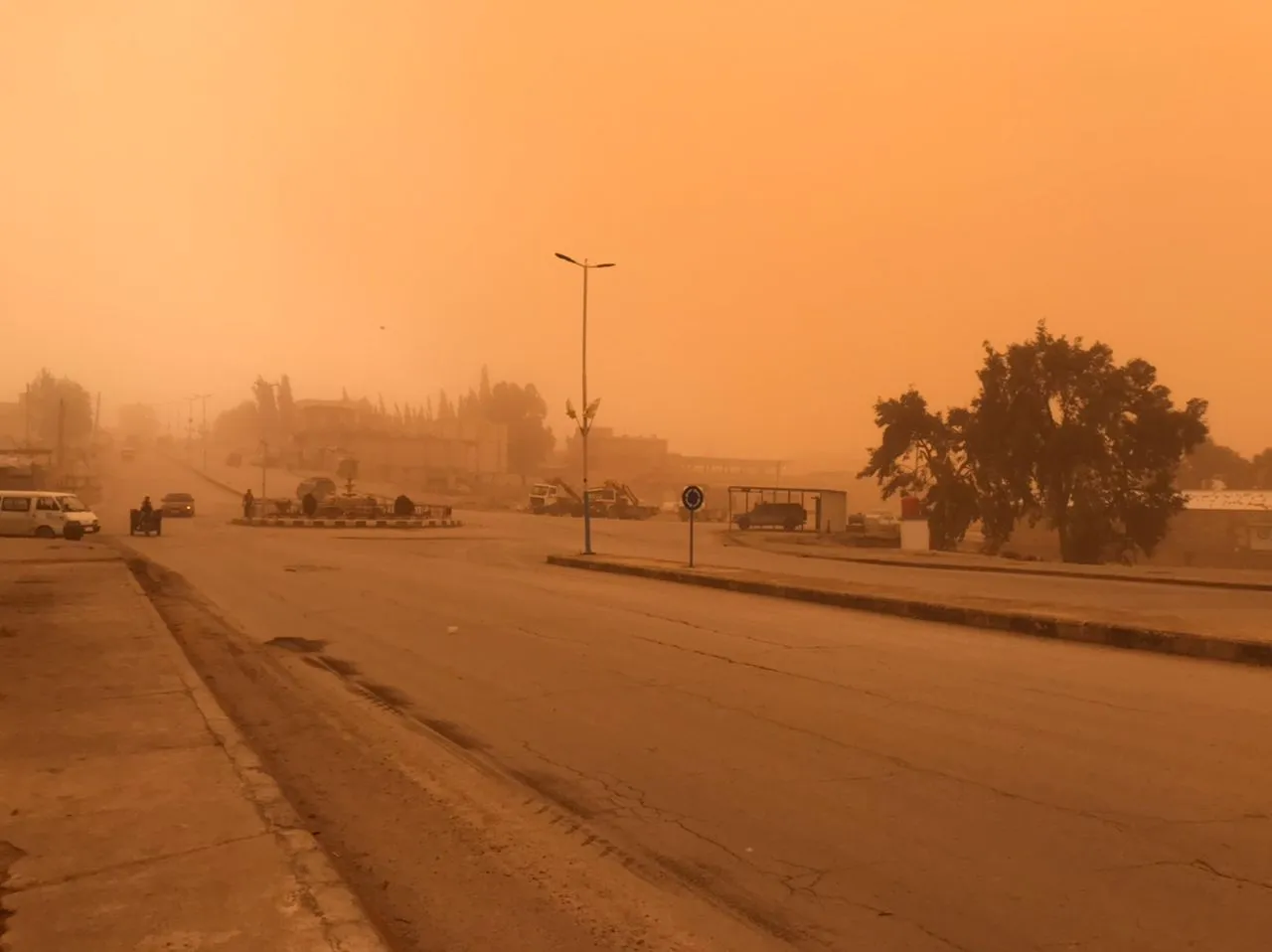 عاصفة رملية مصحوبة برياح شديدة تضرب مدينة الطبقة