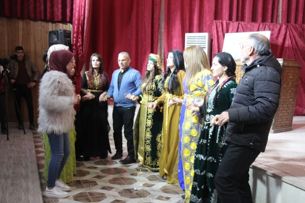 حفل تخرج وتكريم للمتفوقين والناجحين في تعلم اللغة الكردية بمنبج