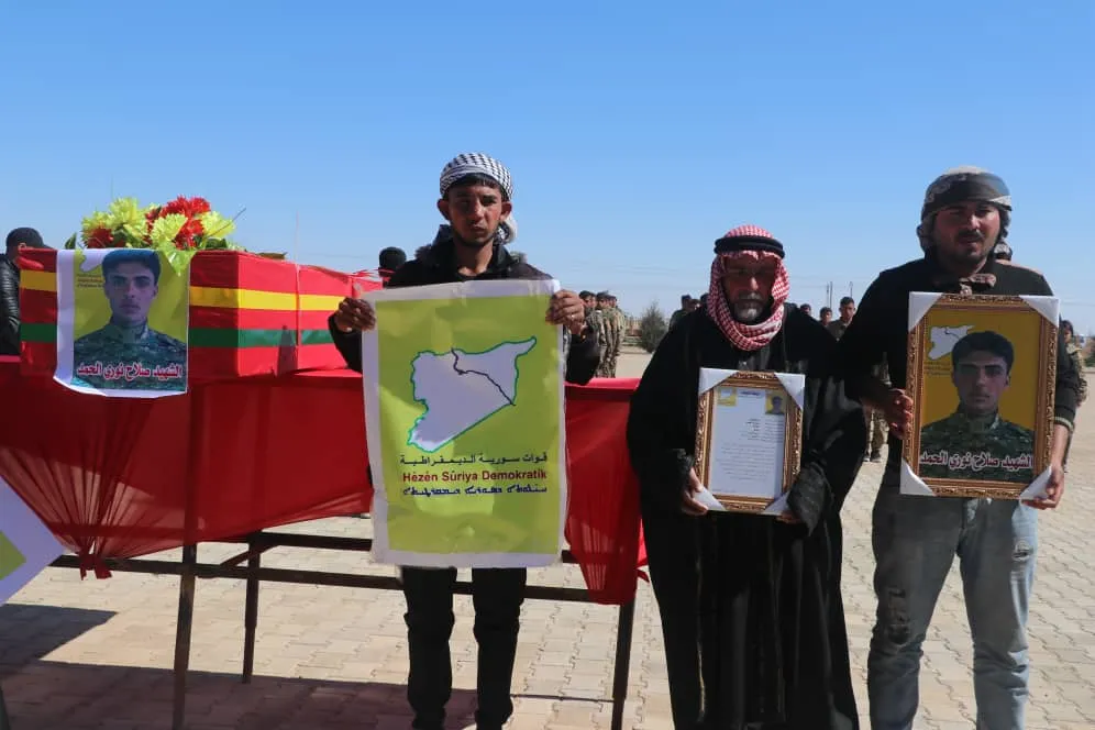 ​​​​​​​أهالي الشدادي يشيّعون جثمان مقاتل في قسد إلى مثواه الأخير في مزار الشهداء