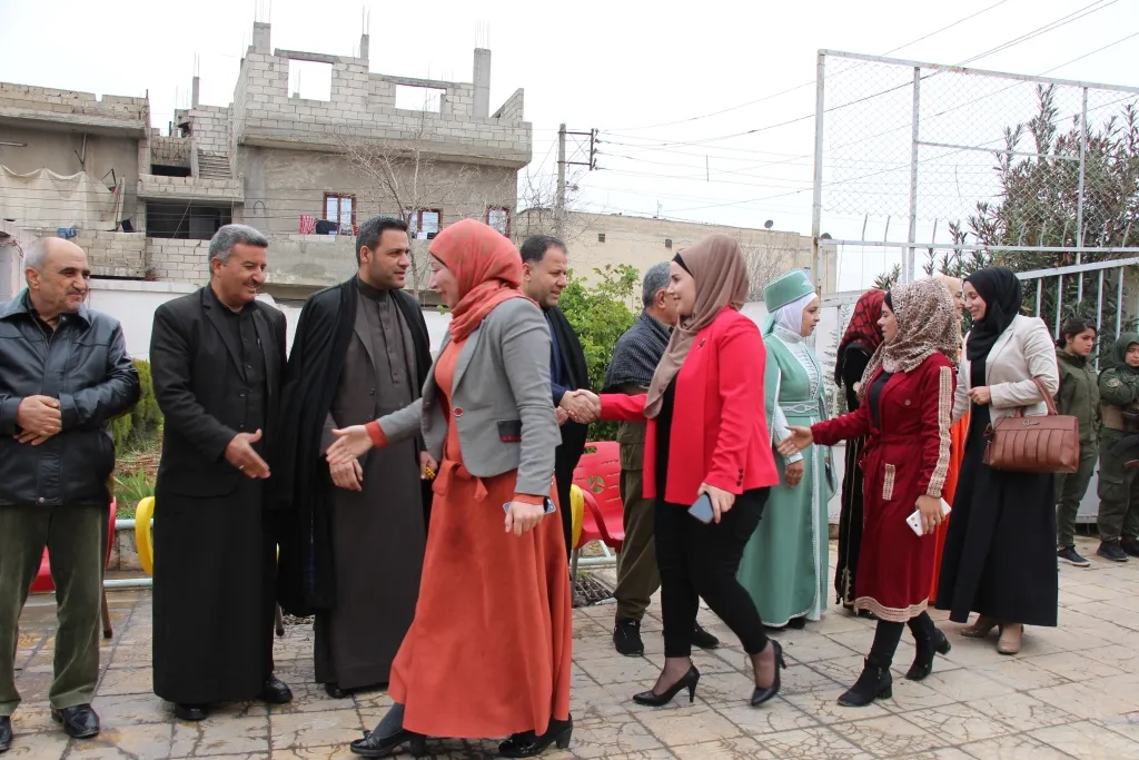 العشرات في منبج يحتفلون بالذكرى السنوية الخامسة لتأسيس الإدارة المدنية الديمقراطية